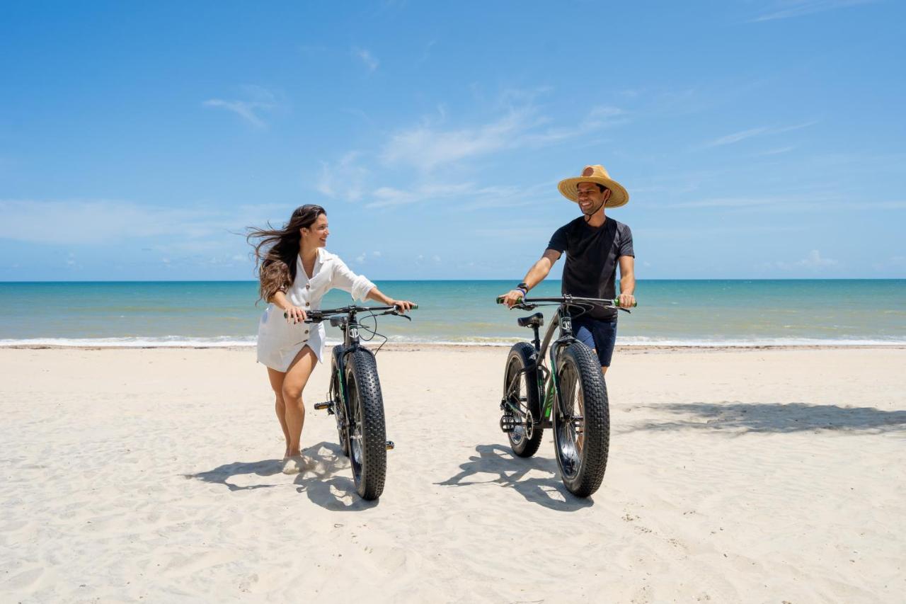 Carmel Cumbuco Resort מראה חיצוני תמונה Biking at the beach